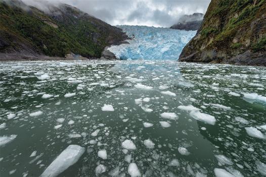 El 1 de noviembre la flota se internó en un laberinto de vías de agua, fiordos e islas al que dieron el nombre de canal de Todos los Santos, más tarde llamado estrecho de Magallanes, el paso definitivo hacia el anhelado mar del Sur (en la imagen, fiordo de Agostini, al sur del estrecho).