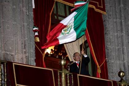  El Presidente Felipe Calderón levantó la bandera mexicana para conmemorar los 200 años del inicio de la Independencia mexicana (FOTO: AP) 