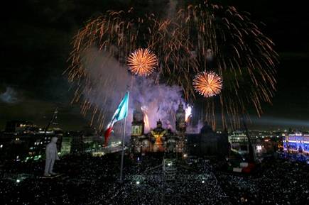  El Zócalo capitalino se vistió de luces en un espectáculo donde la Catedral era el punto de atención (FOTO: AP) 