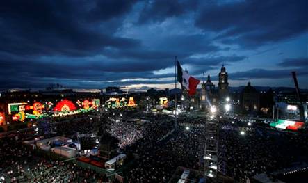  El Zócalo capitalino se viste de gala para festejar el Bicentenario del inicio de nuestra  Independencia (FOTO: AP) 
