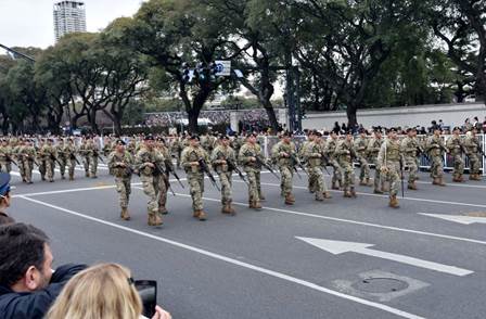 Descripción: Militares argentinos desfilan por el centro de Buenos Aires.